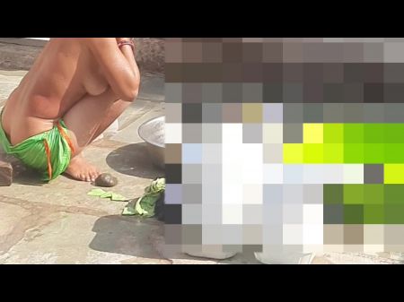 в деревенском общественном туалете сводную сестру Пури видно обнаженной, с разорванной киской, пальцы перебирают пальцами на виноградной лозе релаксации 