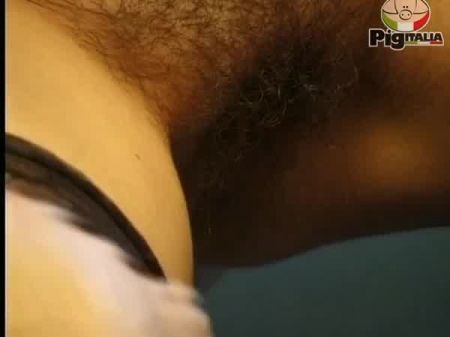возбужденная секс-любительница с большими натуральными сиськами и волосатой киской в ​​сцене 01 из фильма \il sapore della passera\ 