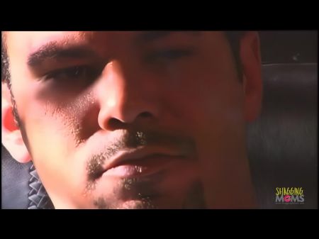 красивая молодая возбужденная блондинка с бритой киской любит делать минет незнакомому мужчине 