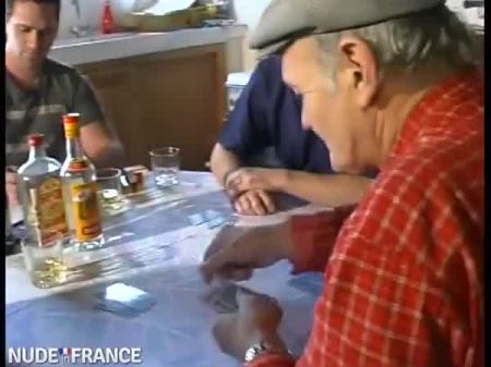 рыжая шлюха в чулках трахается в анал в групповухе 