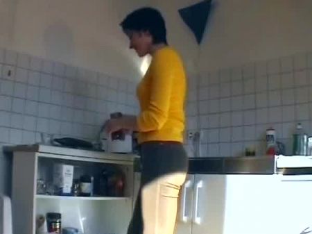 немецкая шлюха играет с огурцом и сосет член на кухне 