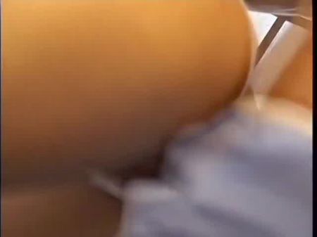 безумно красивая брюнетка получает теплую порцию спермы на лицо 