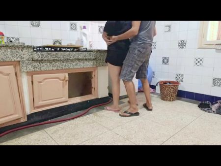 сегодня день Святого Валентина, и его возбужденная падчерица не может не восхищаться телом и огромным членом своего отчима 