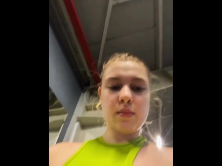 тренируюсь и мастурбирую в спортзале 