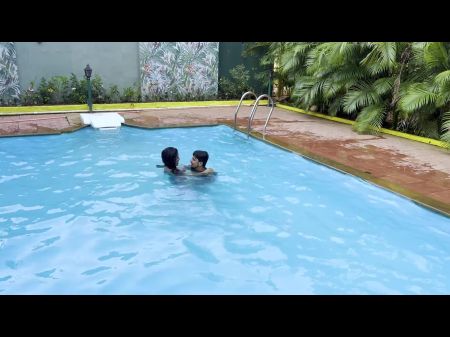 Горячая индийская пара занималась сексом, развлекаясь в бассейне. 