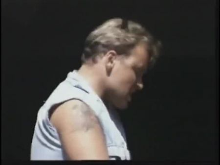 грязная старая шлюха хватает и сосет два члена одновременно 