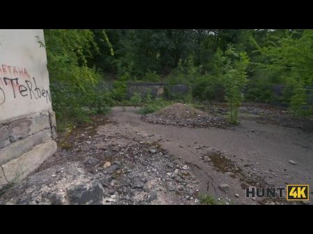 охота4к. горячая русская брюнетка развязала себя и трахнулась в публичных руинах на глазах у своего парня 