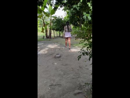 моя соседка-крестьянка пришла принести мне лимонов, а я даю ей молока, надеюсь, ее муж не придет быстро 