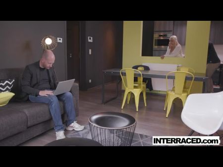 жена изменяет прямо на глазах у мужа 