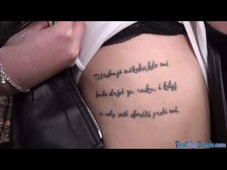 обманутый подозрительный агент трахнул в глотку на открытом воздухе в любительском видео – от первого лица 