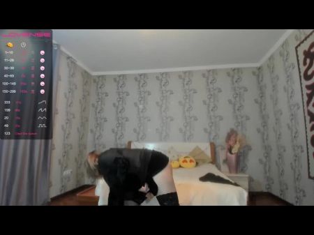 страстная женщина показывает свое тело и дрочит киску 