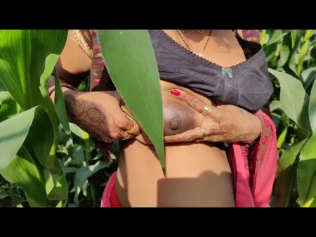 индийская деревенская бхабхи, видеоблог на открытом воздухе, наслаждается показом сисек и пальцами, индийское красное сари, снимает, наслаждается бхабхи, беременная 