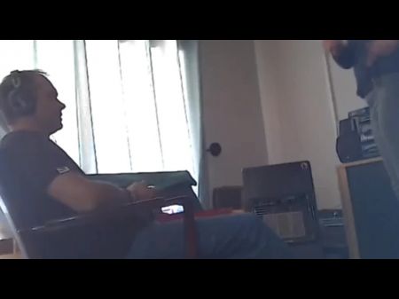 камерой, я поймал свою девушку, сосущую член ее сводного брата во время игры 