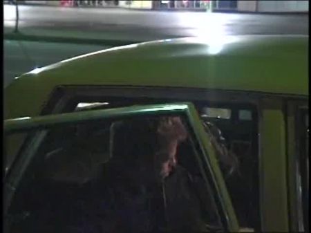 парню сосет его большой твердый член возбужденная телочка, а затем трахает ее 