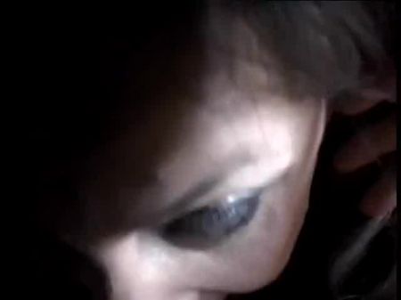 оператор-оператор обдувает задницу брюнетки после того, как она сосет его твердый член 