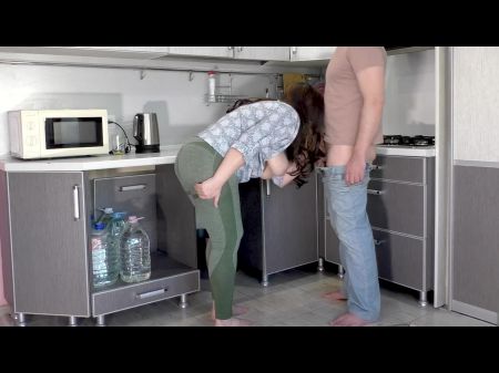 мачеха тут же взяла в руку член возбужденного пасынка и поднесла его к своей попке. домашний анал и минет 