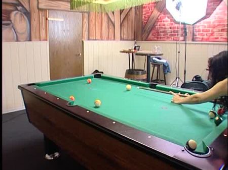 ударил кулаком по пизде во время игры в бильярд 