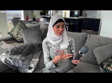 невинная горничная Алия Ясин обнаруживает секс-игрушки 