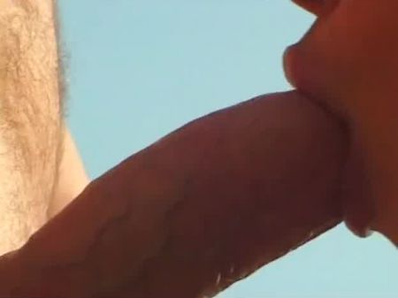 превосходная цыпочка обожает отсасывать огромный член и принимать его глубоко в свою мокрую дырку на улице 