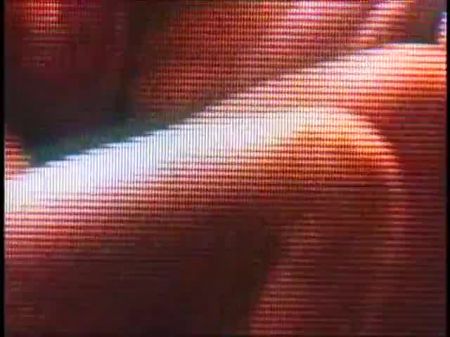 опытной азиатской лесбушке вылизывает ее киску возбужденная блондинка-шлюшка 