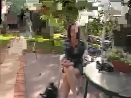 сексуальная брюнетка раздвигает ноги на диване и трахается с толстым членом 