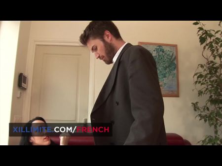 горячая брюнетка трахается в задницу 