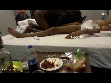 Бангали жена делит гостиничный номер с мужем и другом 