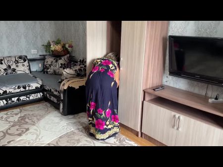على ركبتيها