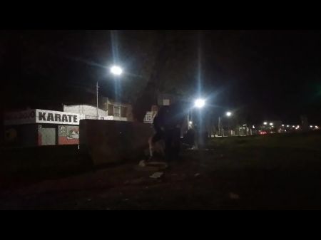 публичный секс на глазах у зрителей светит короткая юбка без трусиков, показывает киску поймали 