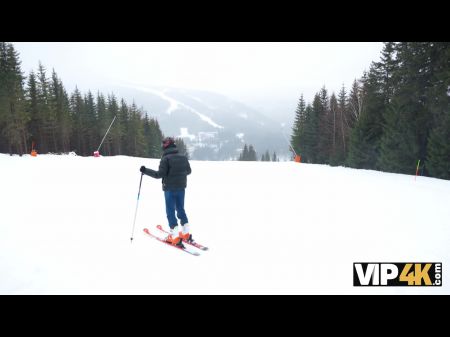 брюнетка изменяет бедному парню на его глазах в канун Рождества 