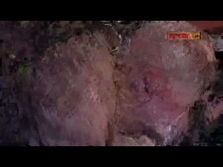 Бамбола в черных чулках жестко трахается на диване 