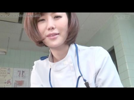 Японская женщина-врач с субтитрами, одетая женщина и голый мужчина дает пациенту ...