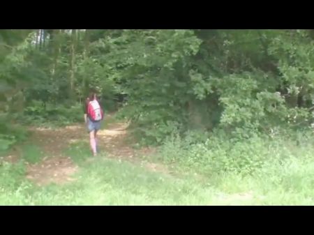 Bonita chica alemana en medias follada en el bosque ...