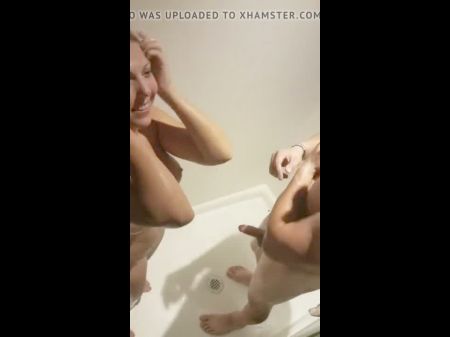 Муж снимает свою жену в ванне 