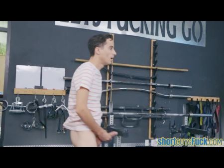Milf reitet während des Trainings einen kleinen Kerl im Fitnessstudio: HD Pornos 5c