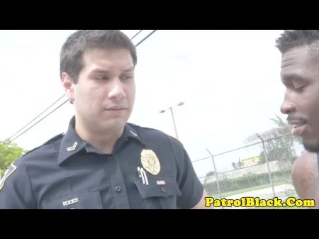 Domina-Polizisten ficken schwarzen Kerl hinten im Lastwagen: kostenloser Porno 41