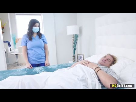 Секс-медсестра хочет показать свою пиздень