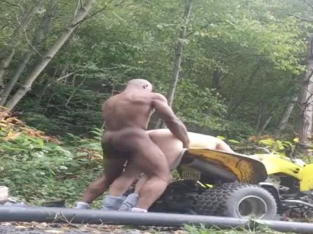 Redneck-Frau von schwarzem Stier draußen im Wald gefickt: Porno 04