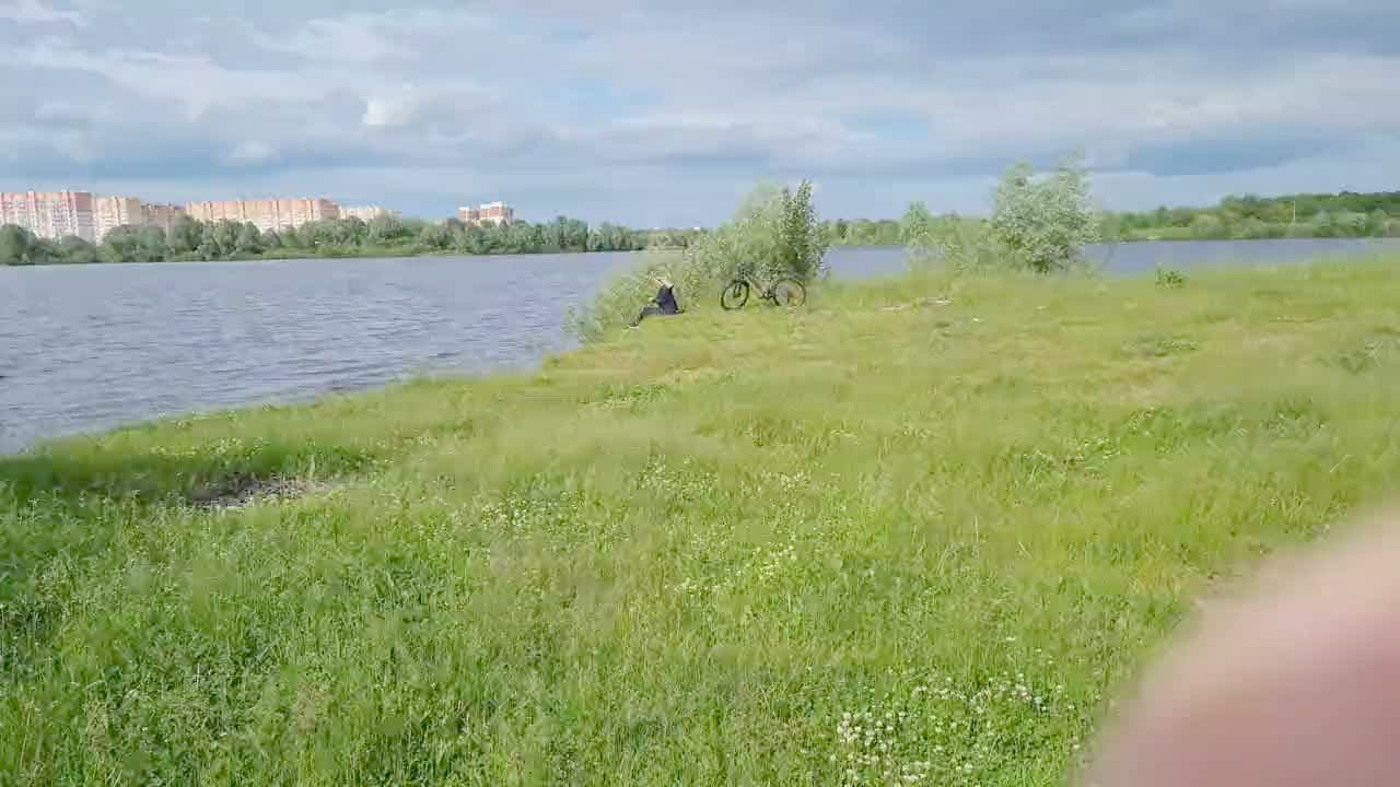 Hombre Muestra Polla En Público Y Corrida Cerca De Chica Rubia