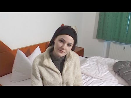 teen fingert sich hardcore beim casting im hotel: porn ee