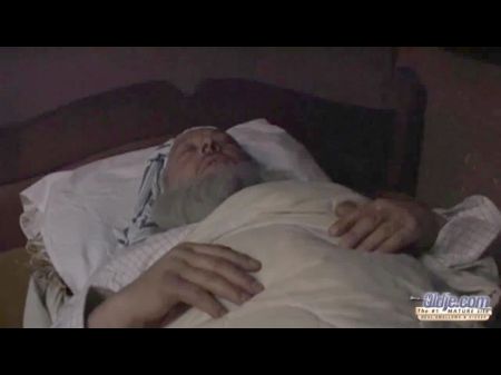 Дедушка с белыми волосами трахает юную подругу, которая в его сне изображает фею
