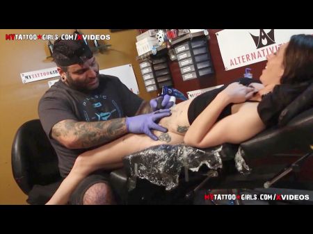 Студент отодрал грудастую мамашу в татуировках на диване