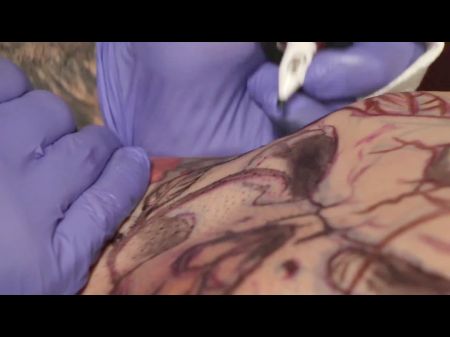 Красивая девушка с татуировками на теле и большими дойками мастурбирует пальчиками