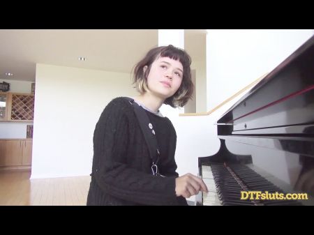 yhivi muestra sus habilidades con el piano seguido de sexo duro y semen en su cara \u0026 excl;