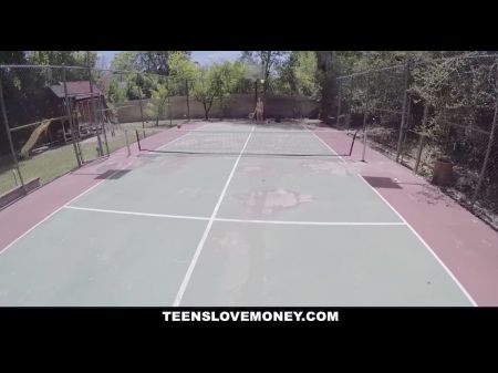 Горячий теннисист трахает бесплатно урок 