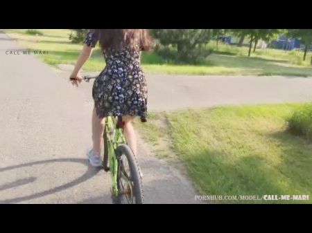 Menina bonita passeio dildo na bicicleta 