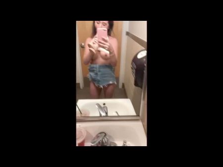 Junge Schlampe Masturbiert, Finger Arsch, Pees In Der öffentlichen Toilette 