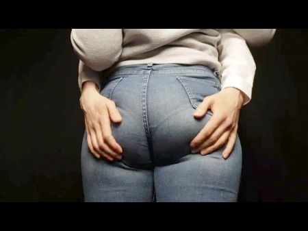 Menina sexy com uma bunda grande em jeans apertados 