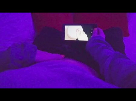 Chica pelirroja masturbando viendo lesbiana hentai sin censura cuando los padres están en casa 