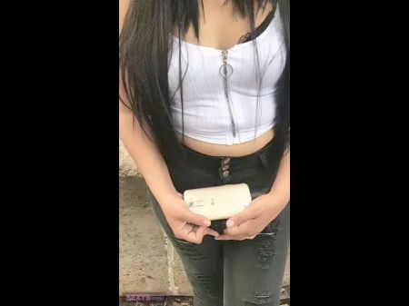 性别的金钱，墨西哥青少年在街道上等着她的男朋友，我在公共上支付她的屁股。 